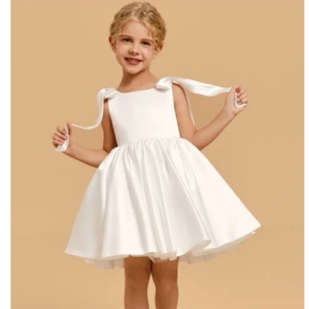 Elegant White Sleeveless Dress with Bow Details and Floral Headband / 3T